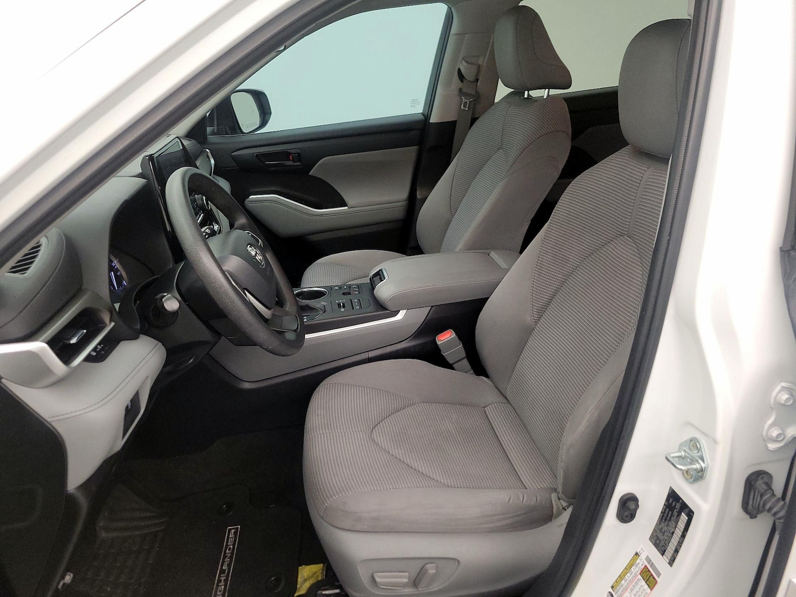 2023 Toyota Highlander L - Photo 12