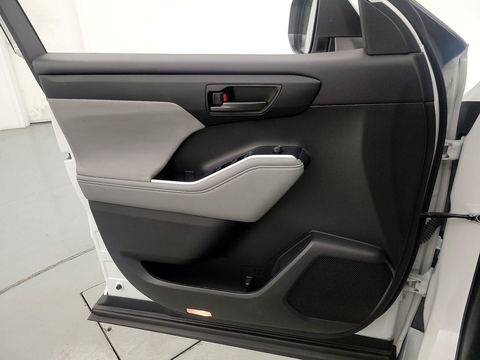 2023 Toyota Highlander L - Photo 13