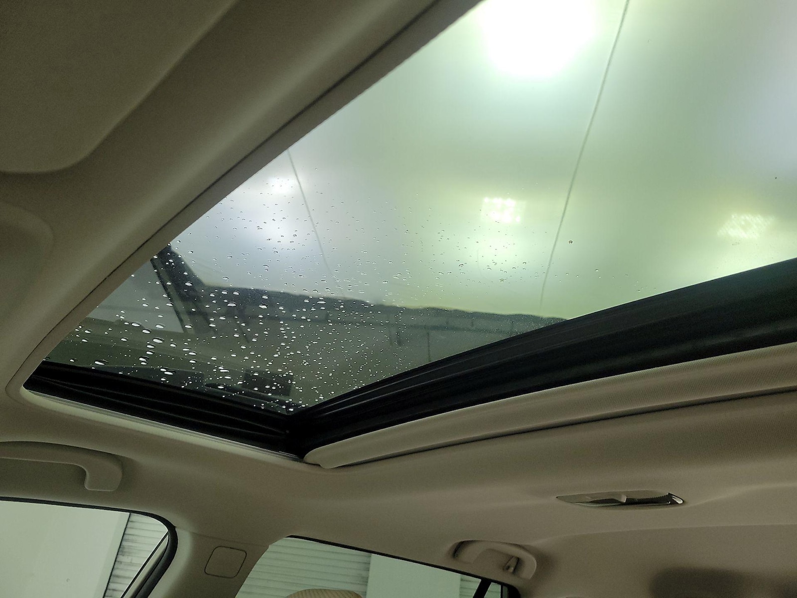Sunroof(s) & Overhead Airbags