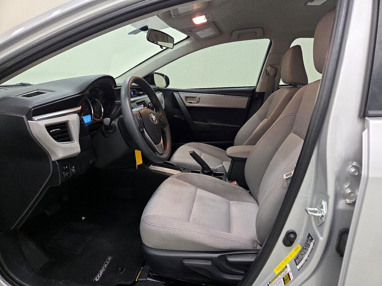 2016 Toyota Corolla LE - Photo 12