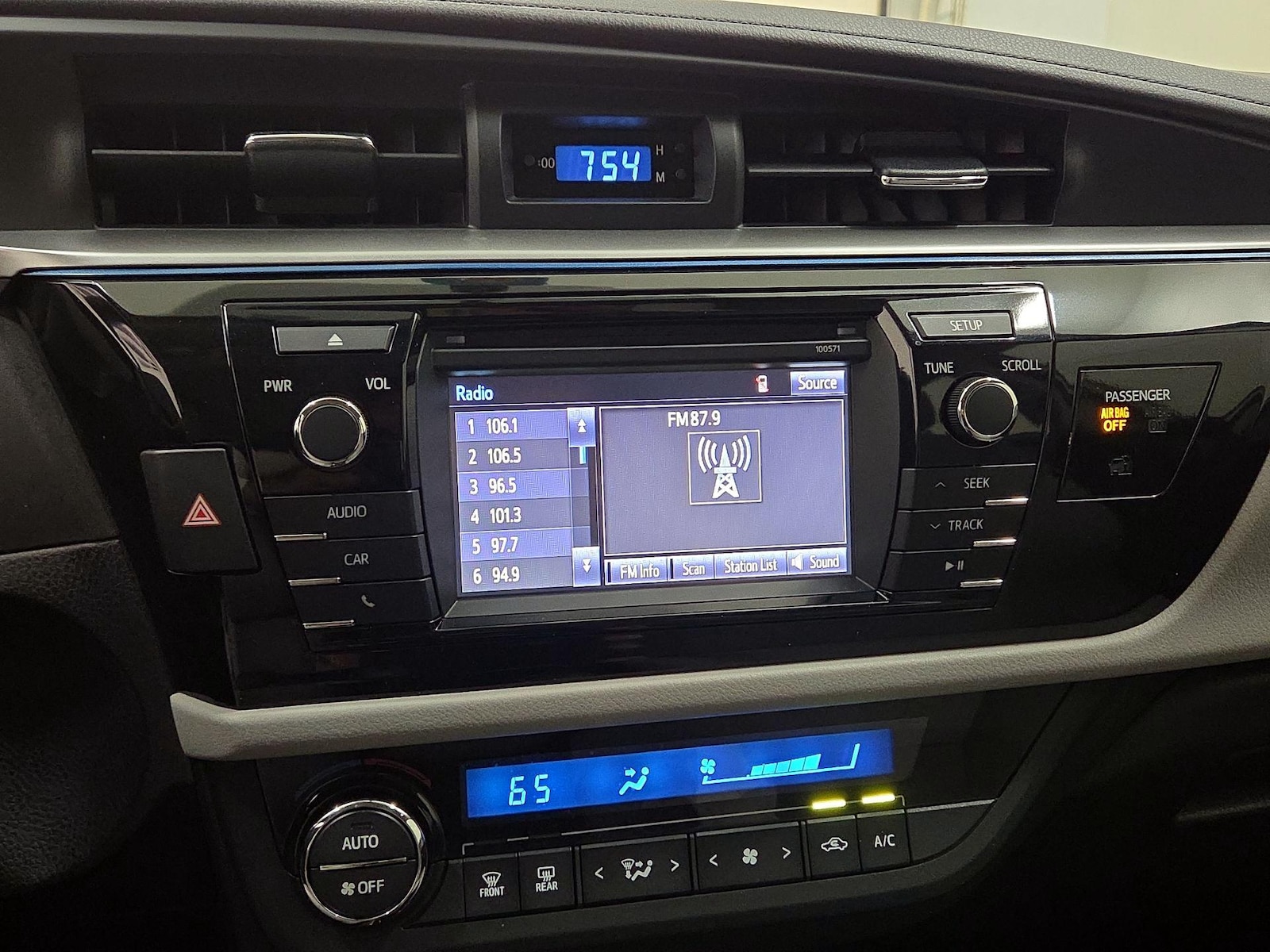 2016 Toyota Corolla LE - Photo 16