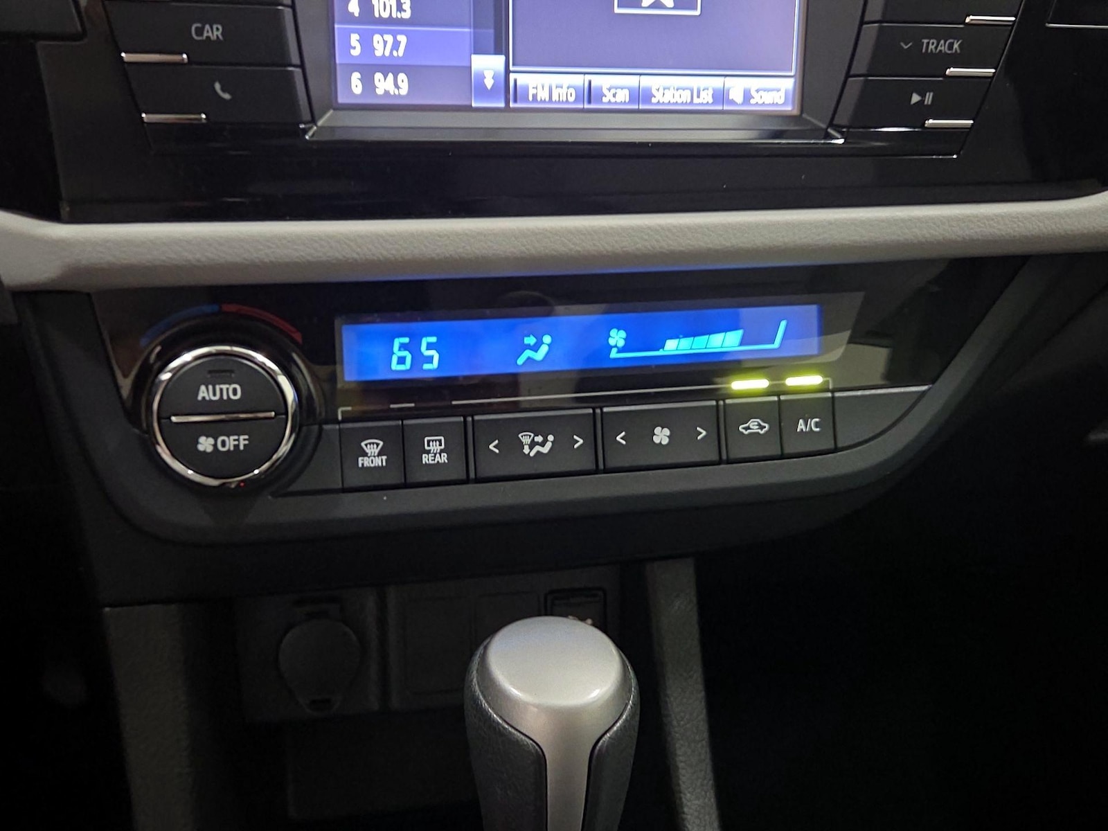 2016 Toyota Corolla LE - Photo 17
