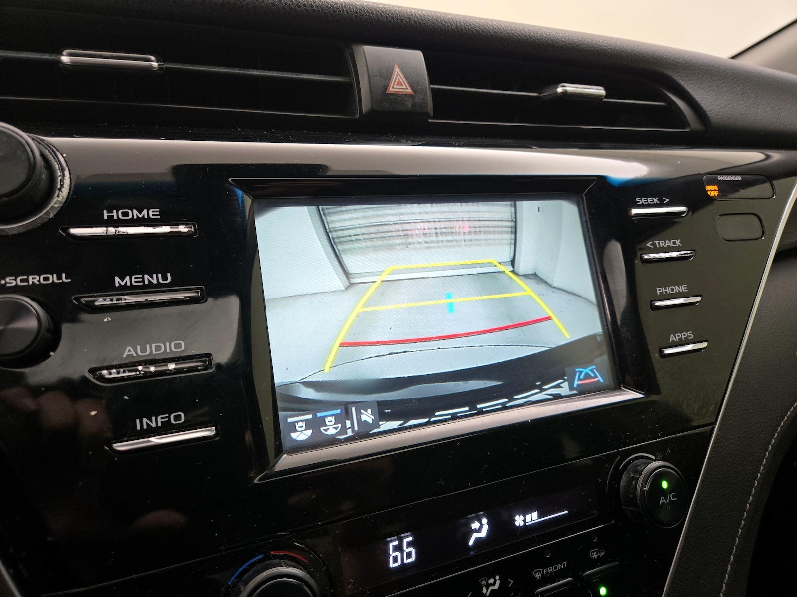 2018 Toyota Camry SE - Photo 15
