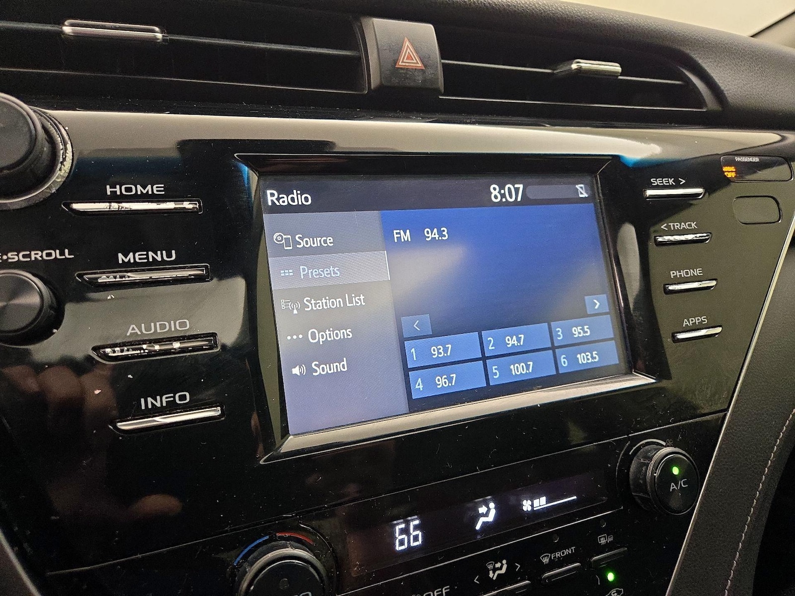 2018 Toyota Camry SE - Photo 16