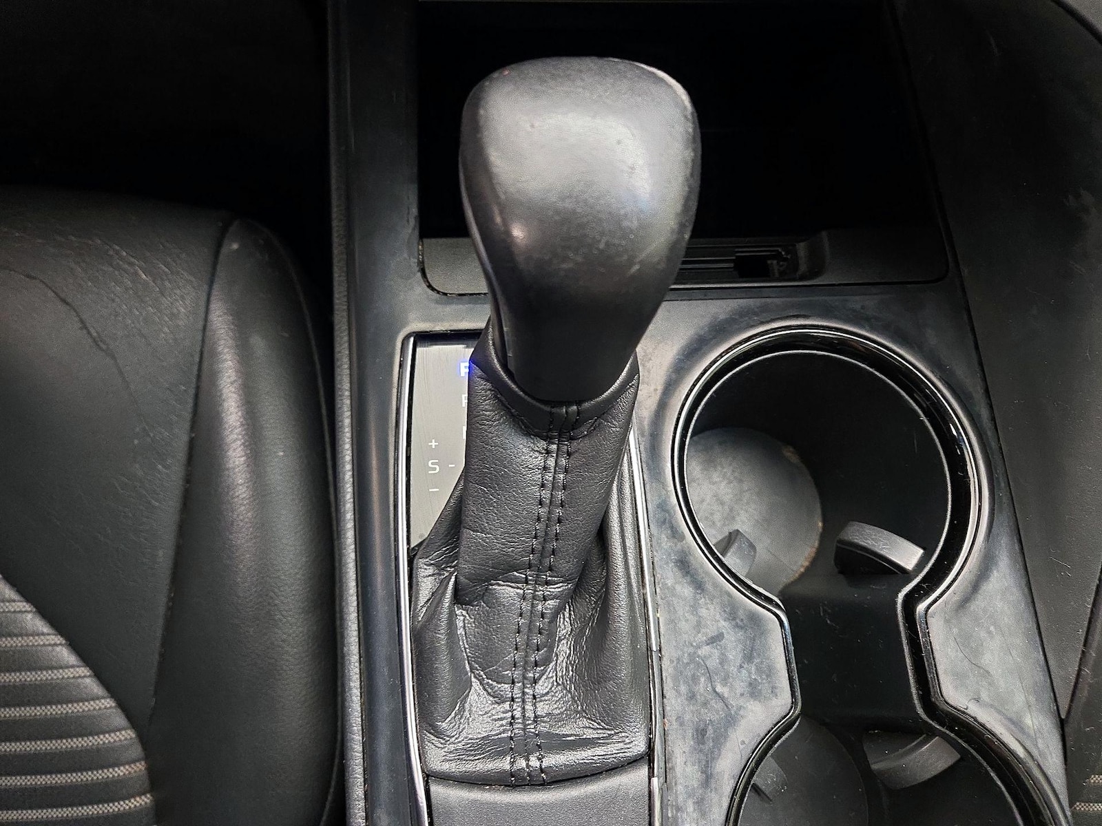 2018 Toyota Camry SE - Photo 18