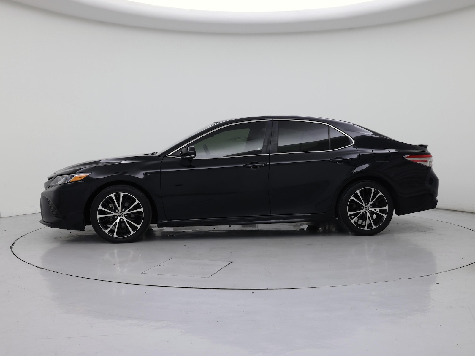 2018 Toyota Camry SE - Photo 4