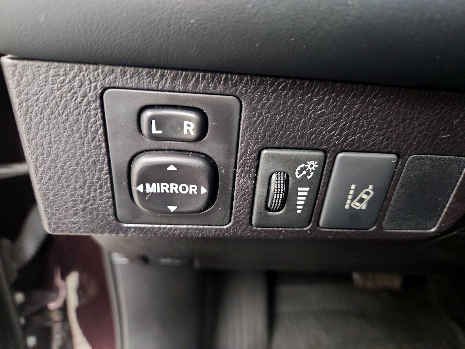 2018 Toyota RAV4 XLE - Photo 12