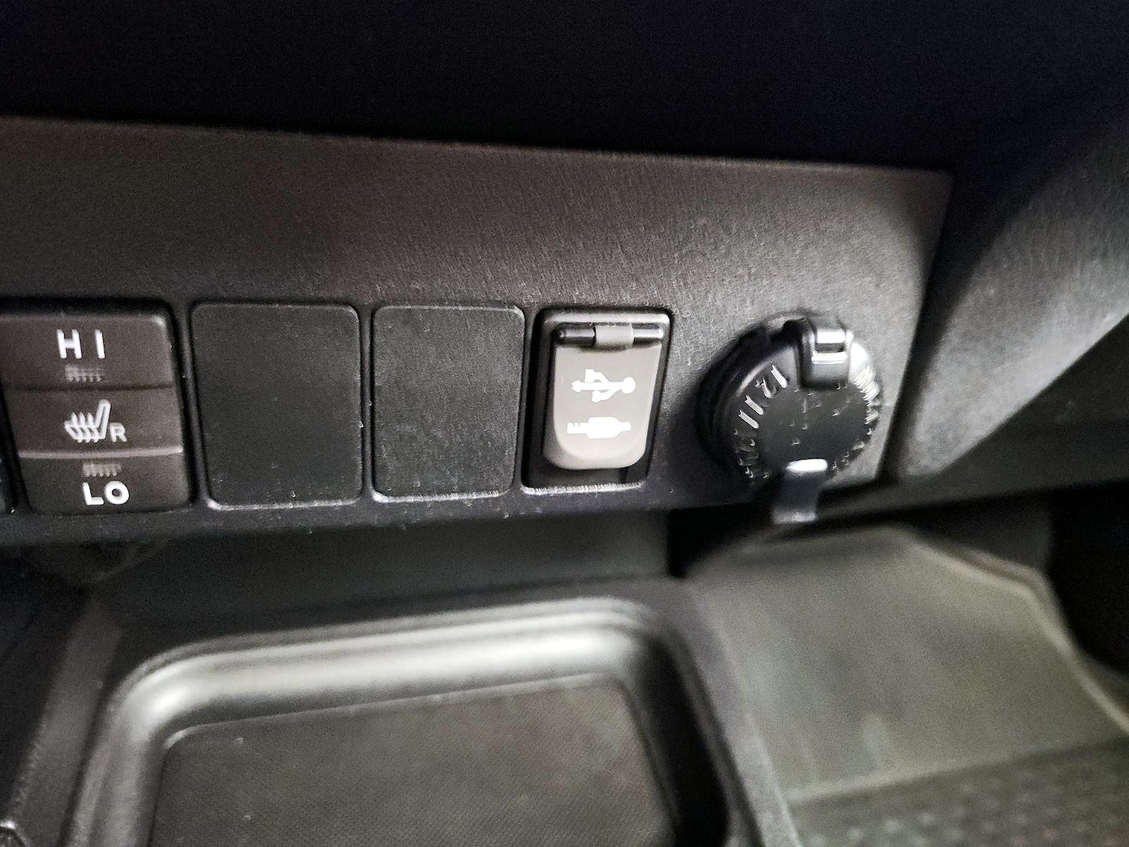 2018 Toyota RAV4 XLE - Photo 17