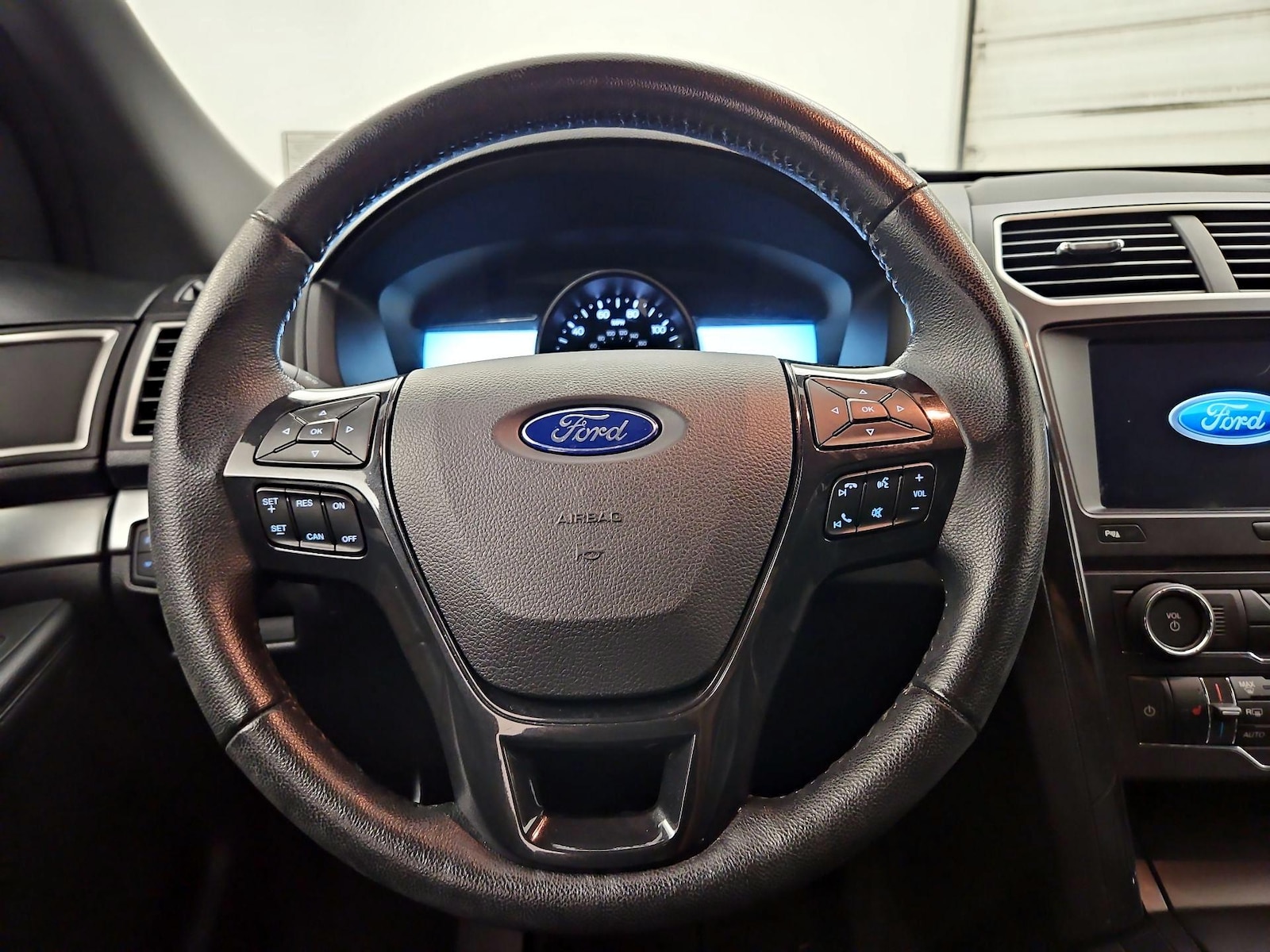 2017 Ford Explorer XLT - Photo 11
