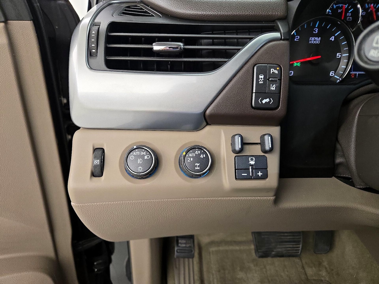 2015 Chevrolet Tahoe LTZ - Photo 14