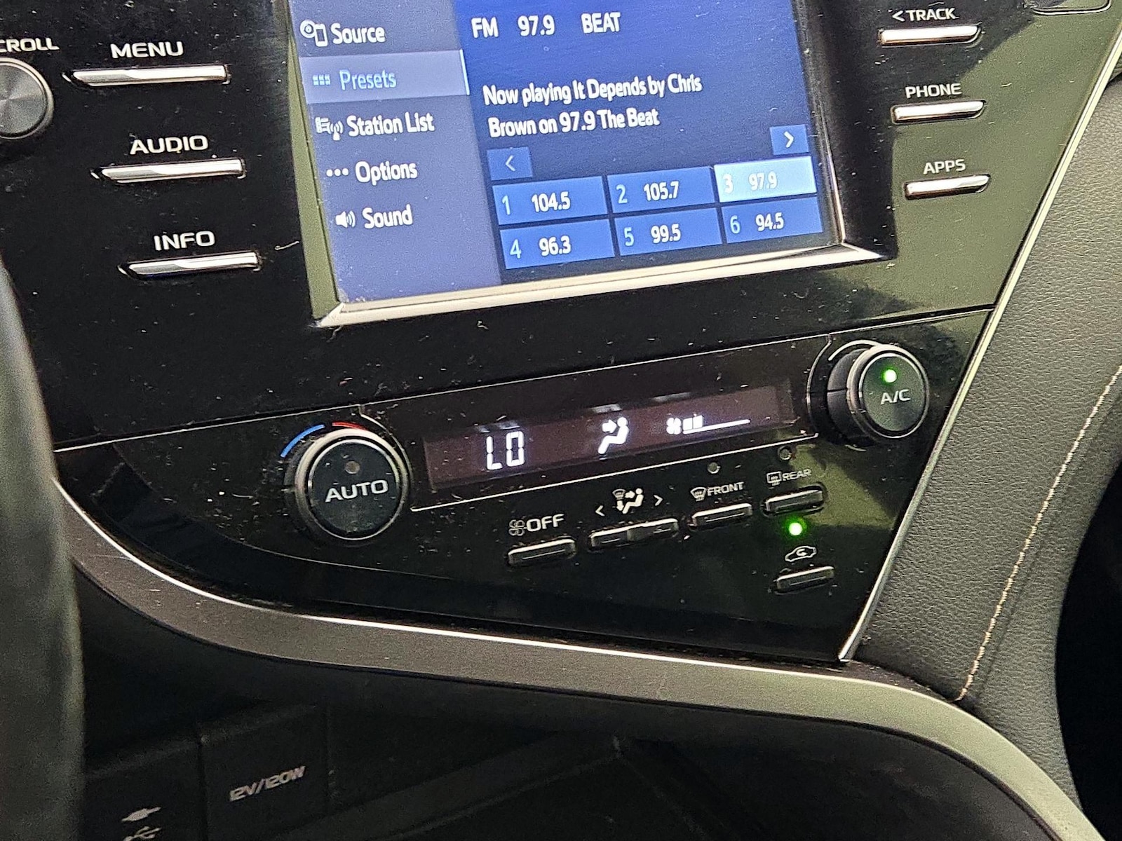 2018 Toyota Camry SE - Photo 15