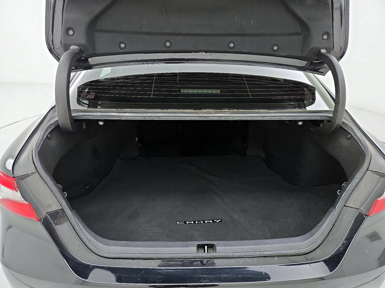 2018 Toyota Camry SE - Photo 19