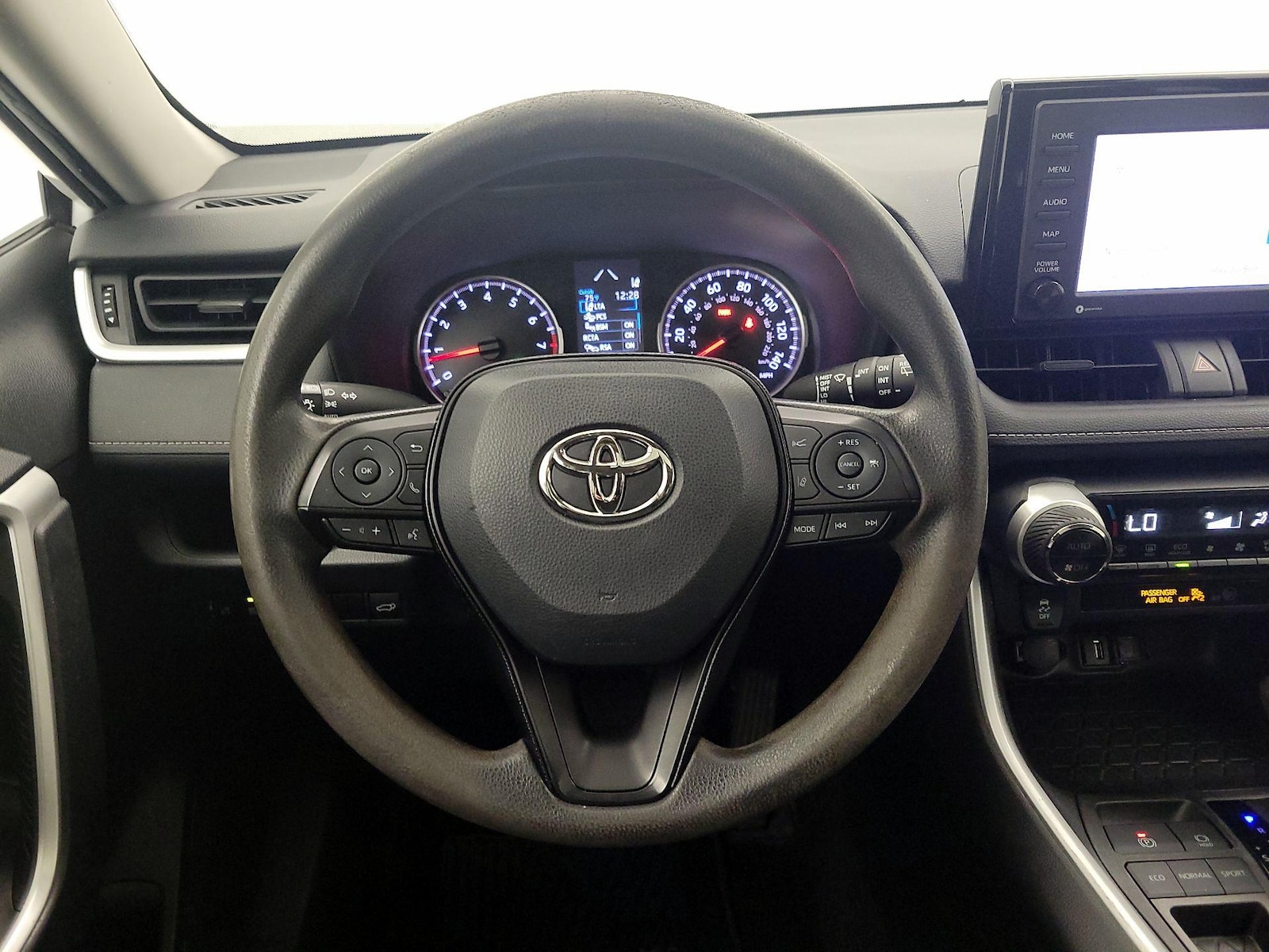 2022 Toyota RAV4 XLE - Photo 11