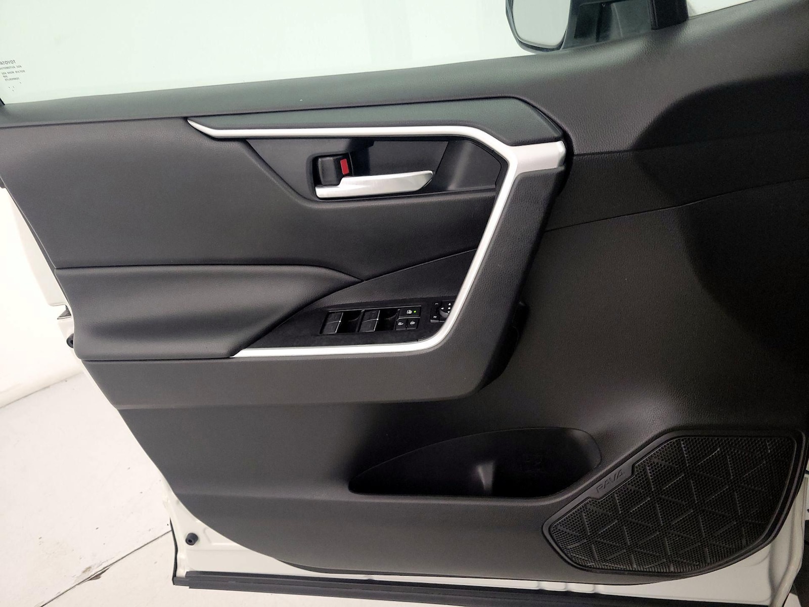 2022 Toyota RAV4 XLE - Photo 13