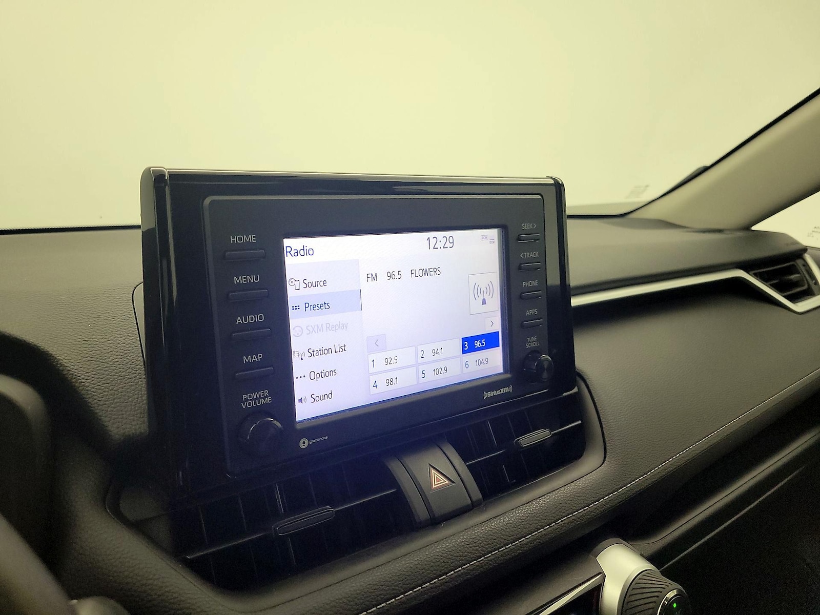 2022 Toyota RAV4 XLE - Photo 16