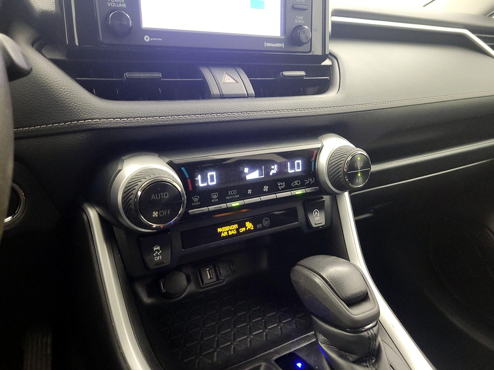 2022 Toyota RAV4 XLE - Photo 17