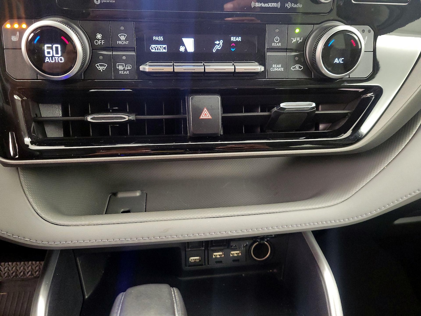 2021 Toyota Highlander XLE - Photo 17
