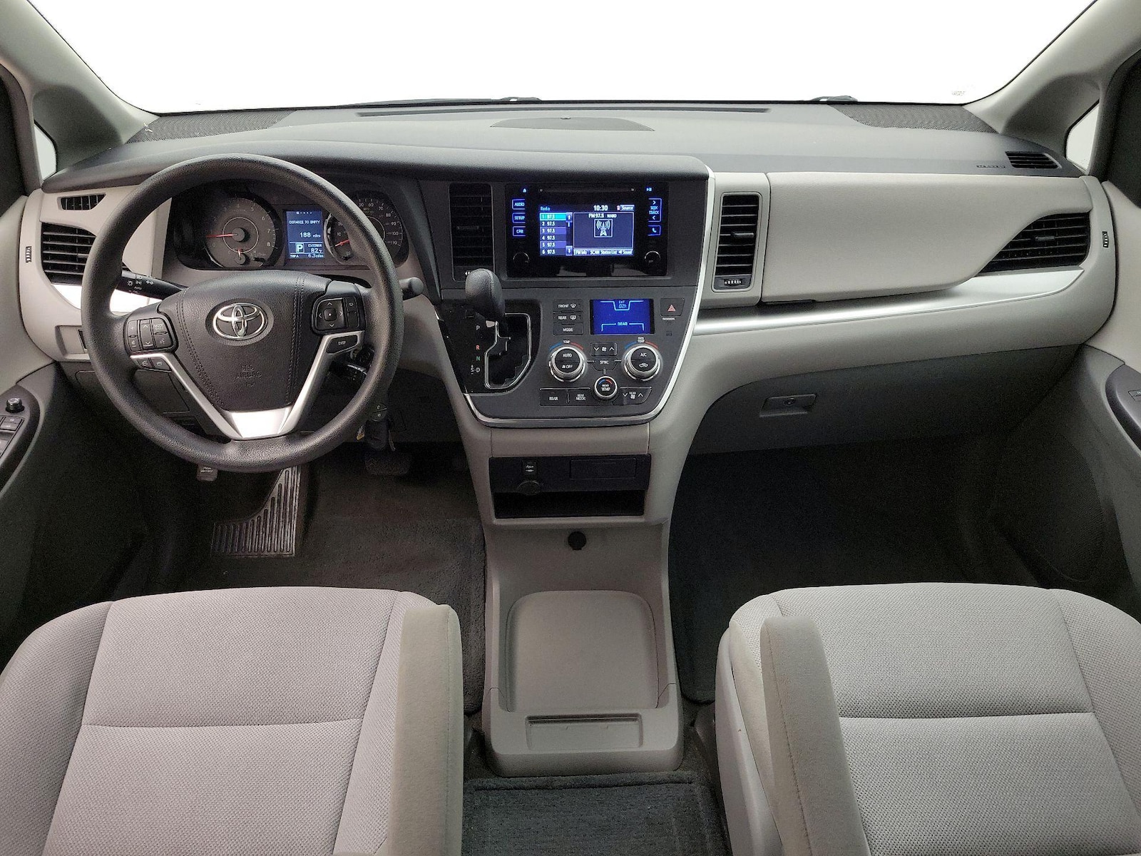 2017 Toyota Sienna L - Photo 10