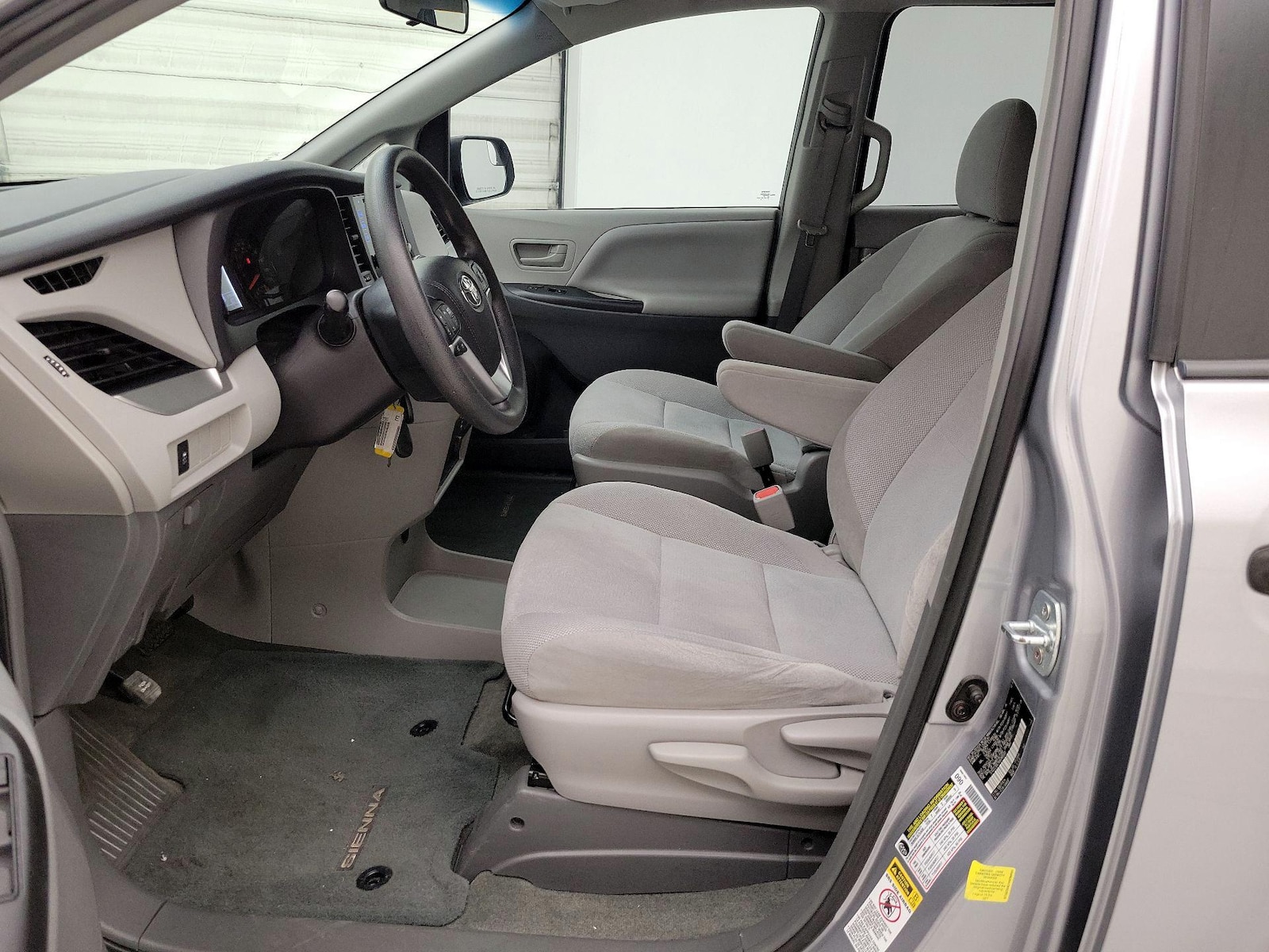 2017 Toyota Sienna L - Photo 12