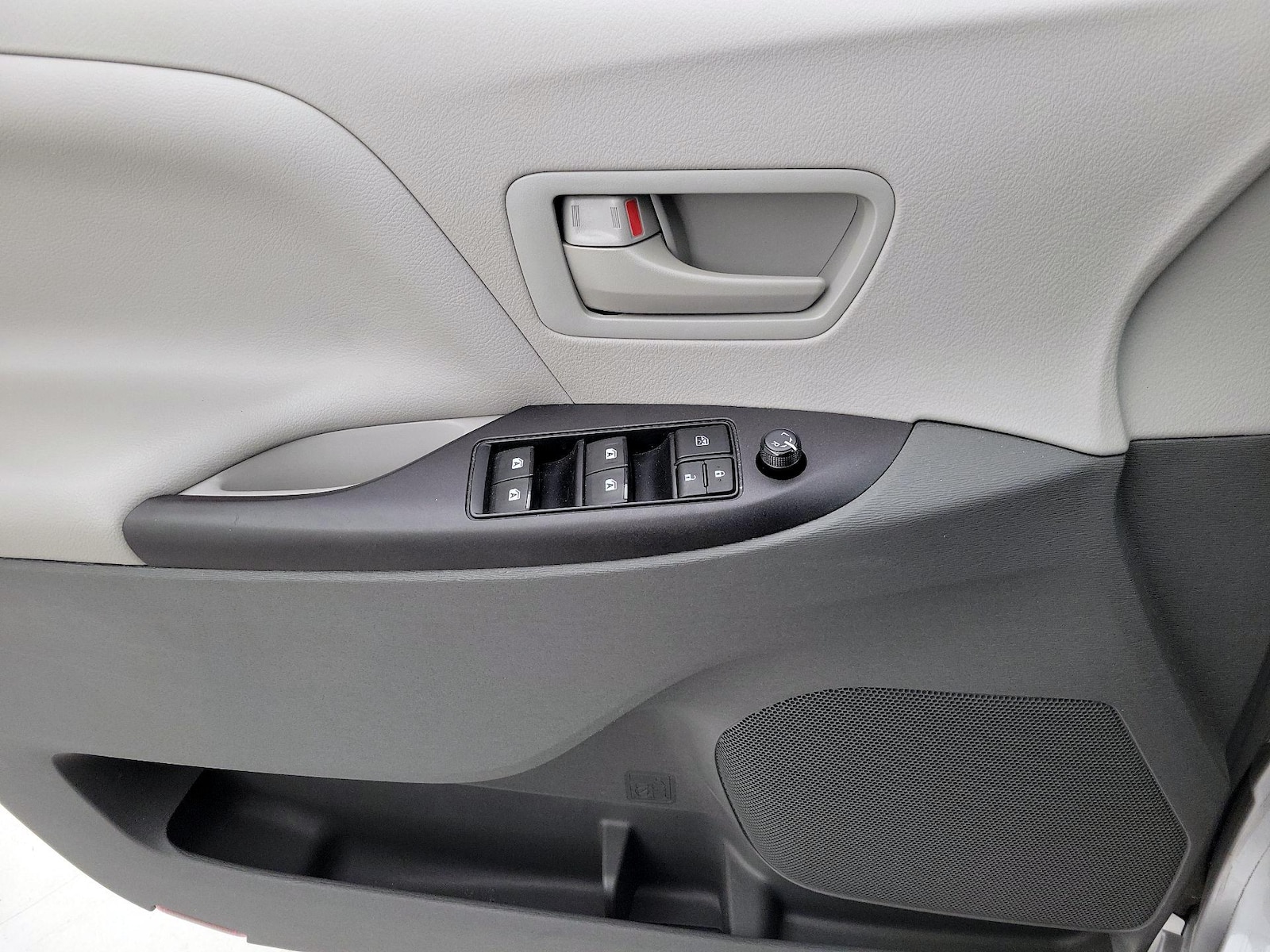 2017 Toyota Sienna L - Photo 13
