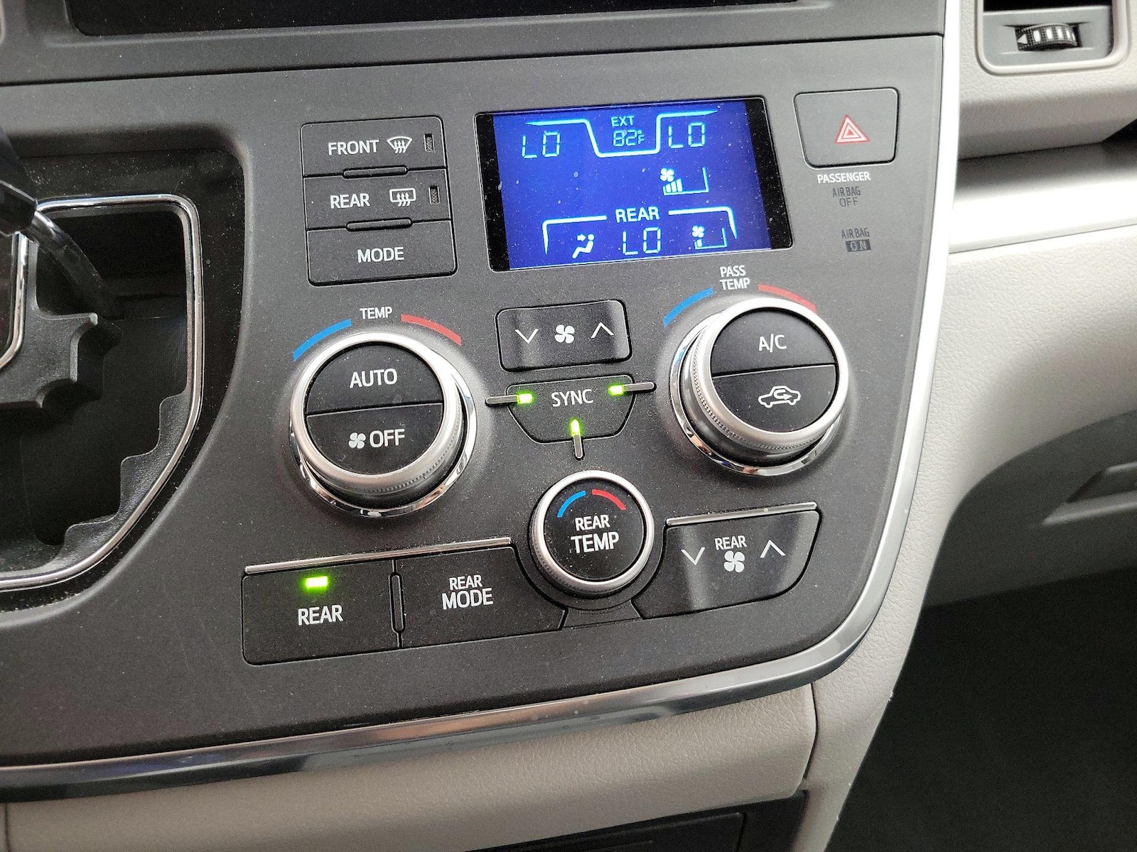 2017 Toyota Sienna L - Photo 17