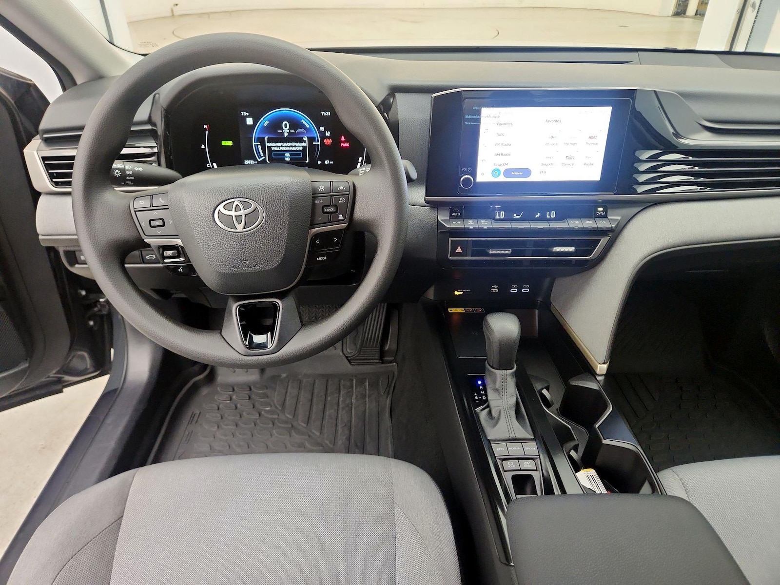 2025 Toyota Camry LE - Photo 10