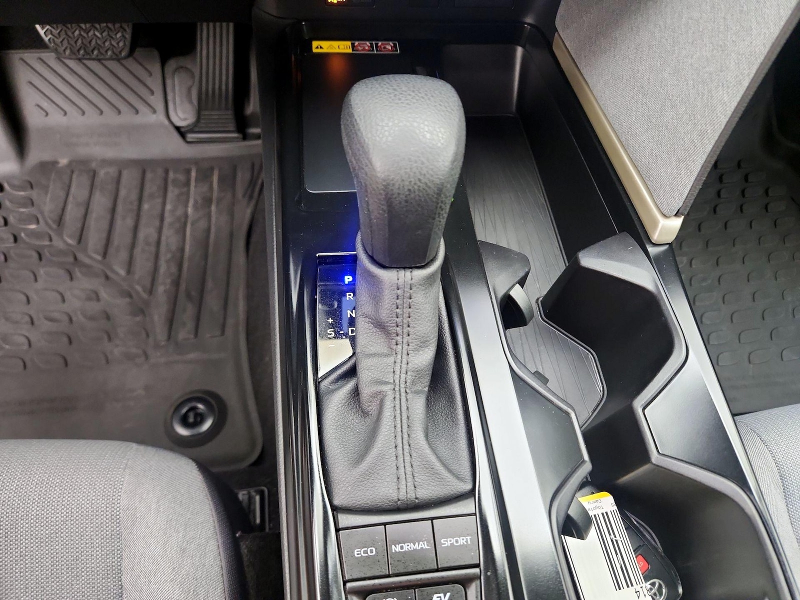 2025 Toyota Camry LE - Photo 18