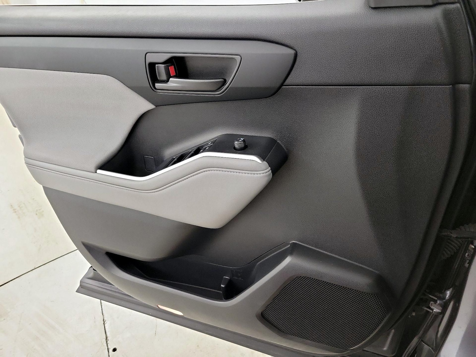 2021 Toyota Highlander LE - Photo 13