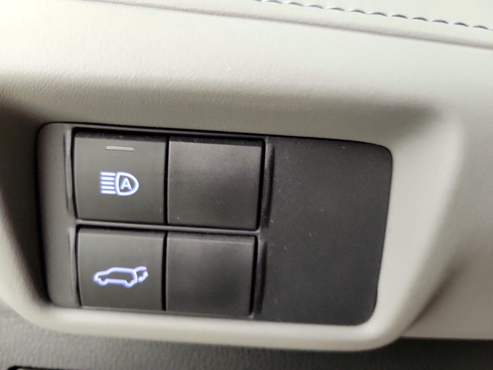 2021 Toyota Highlander LE - Photo 14