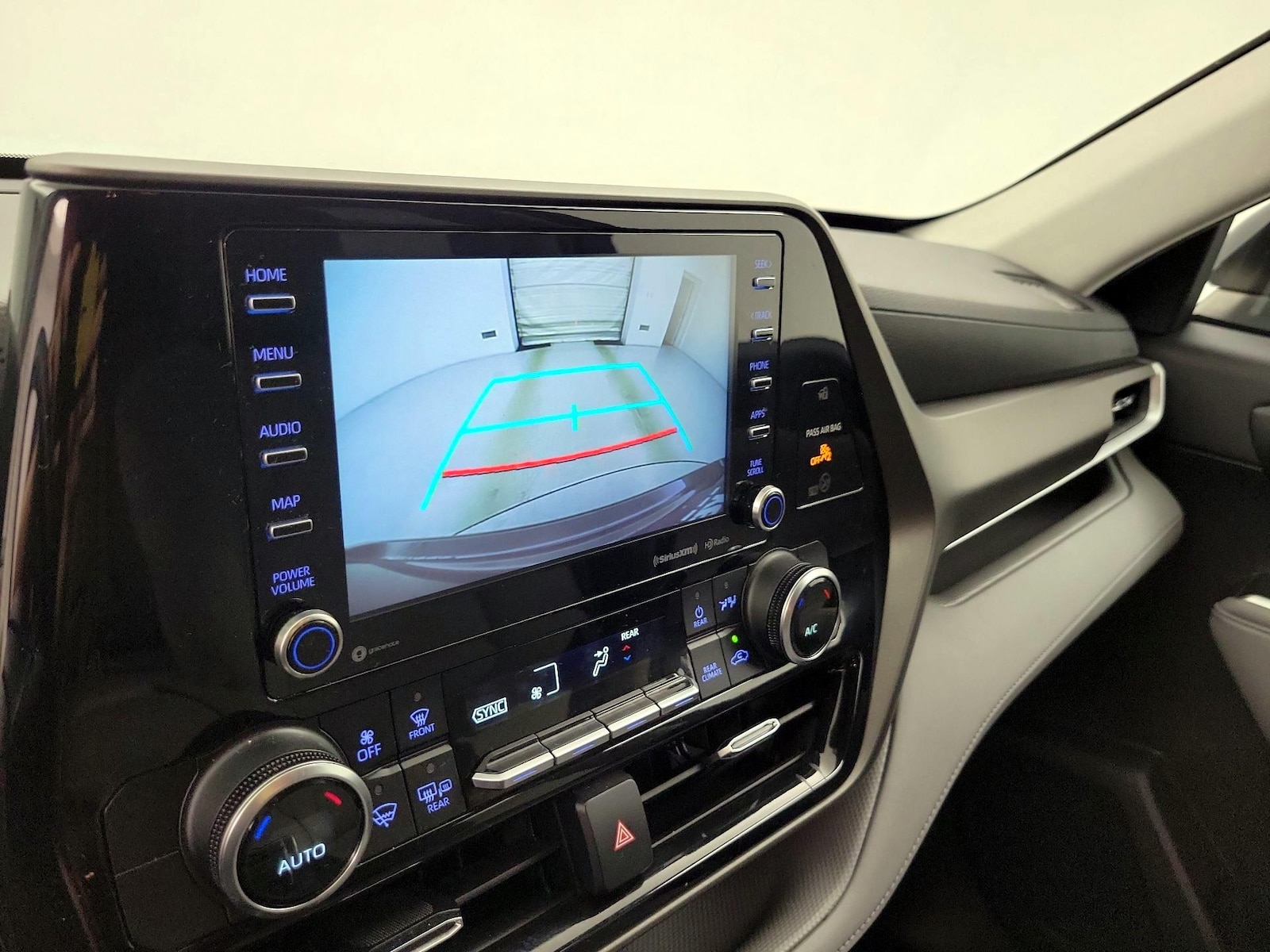 2021 Toyota Highlander LE - Photo 15