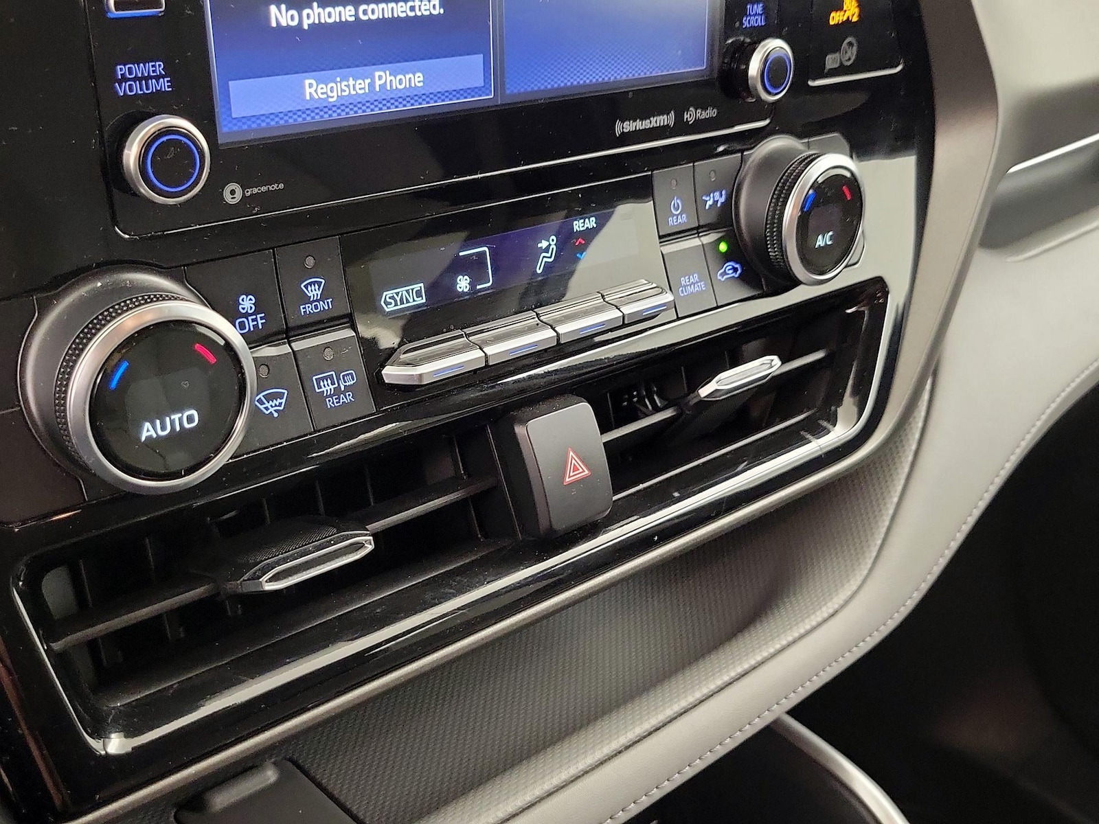 2021 Toyota Highlander LE - Photo 17