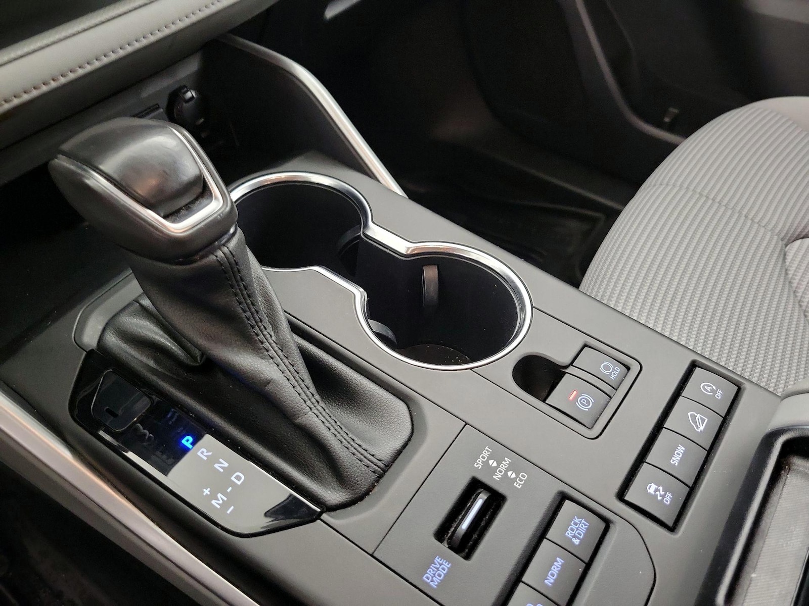 2021 Toyota Highlander LE - Photo 18