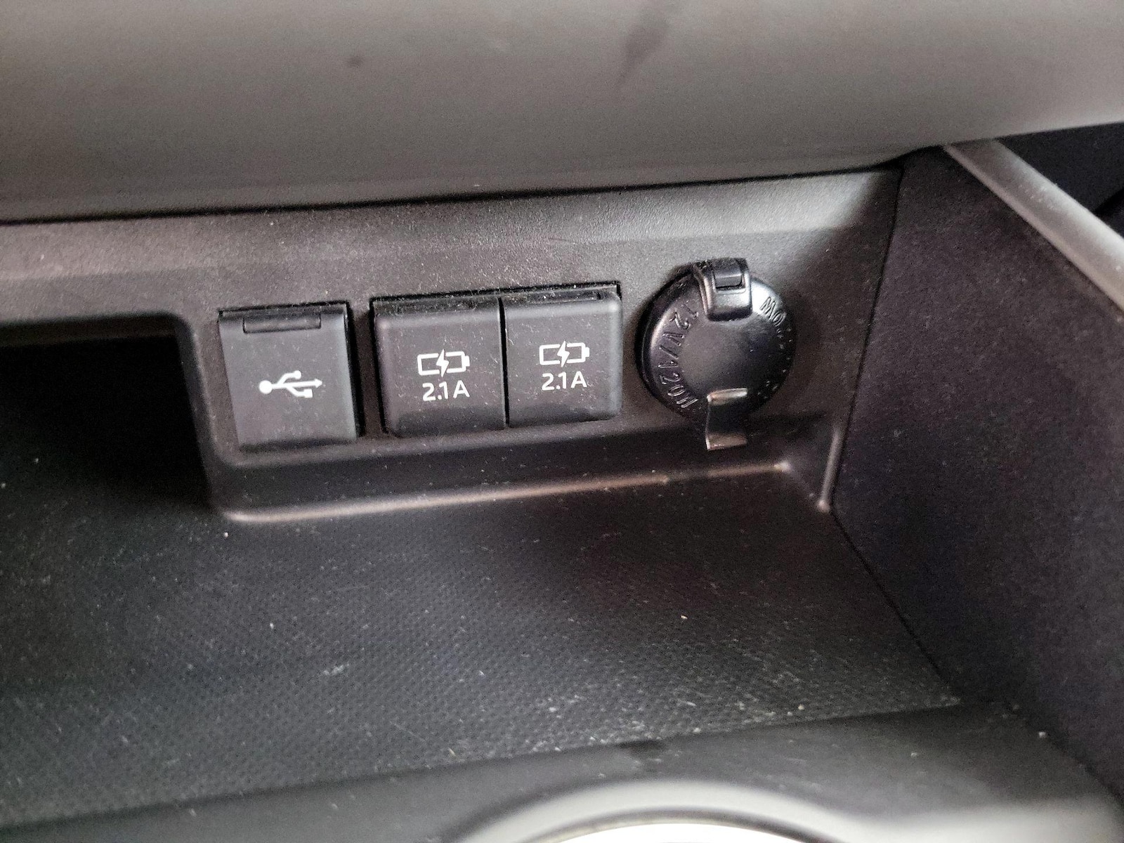 2021 Toyota Highlander LE - Photo 19
