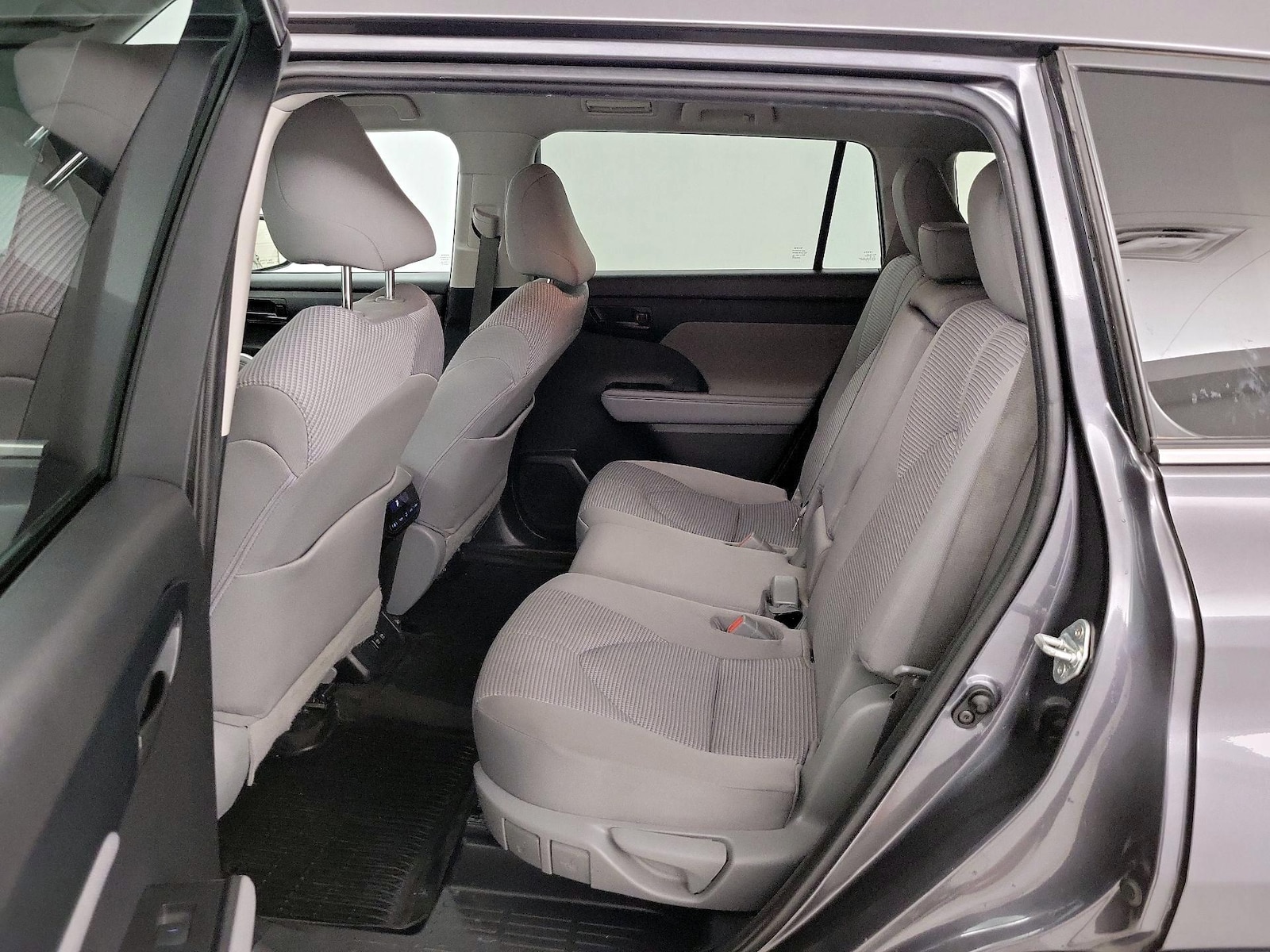 2021 Toyota Highlander LE - Photo 20