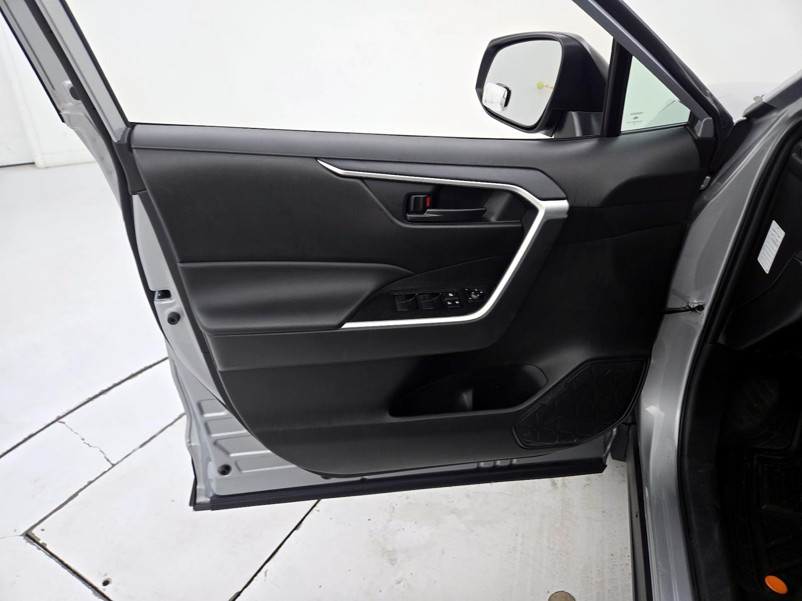 2025 Toyota RAV4 LE - Photo 13