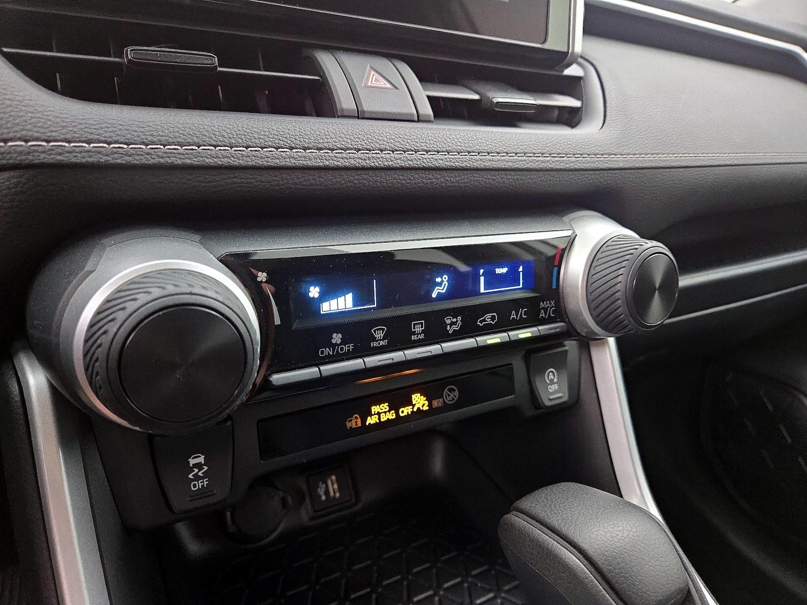 2025 Toyota RAV4 LE - Photo 17