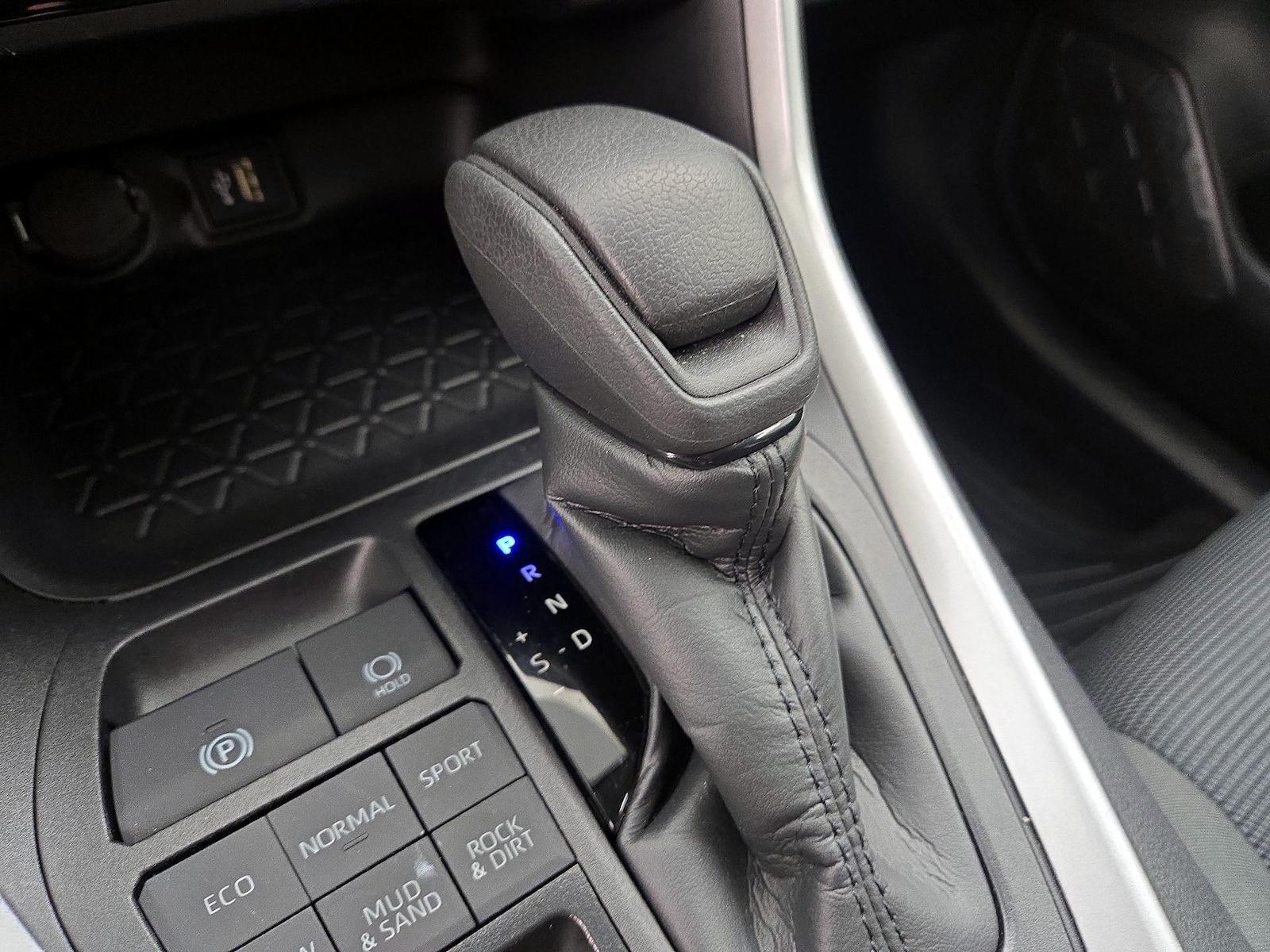 2025 Toyota RAV4 LE - Photo 18