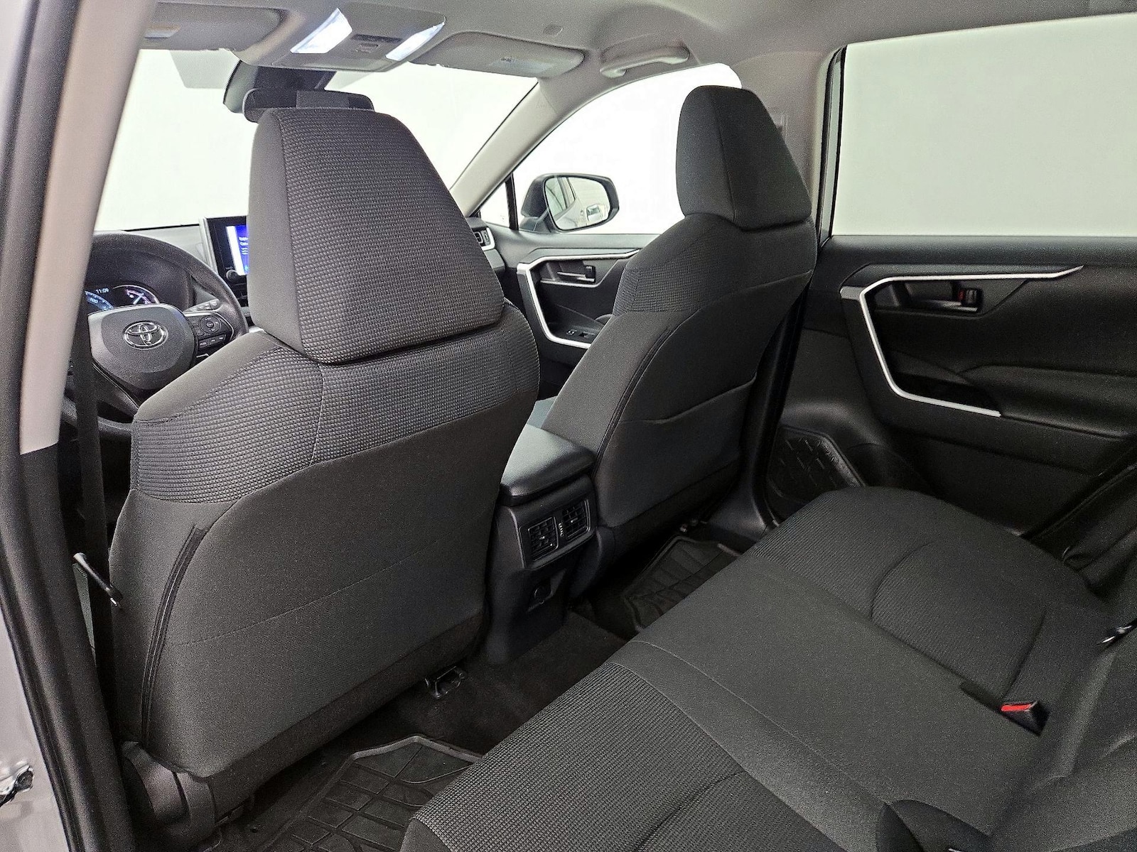 2025 Toyota RAV4 LE - Photo 20