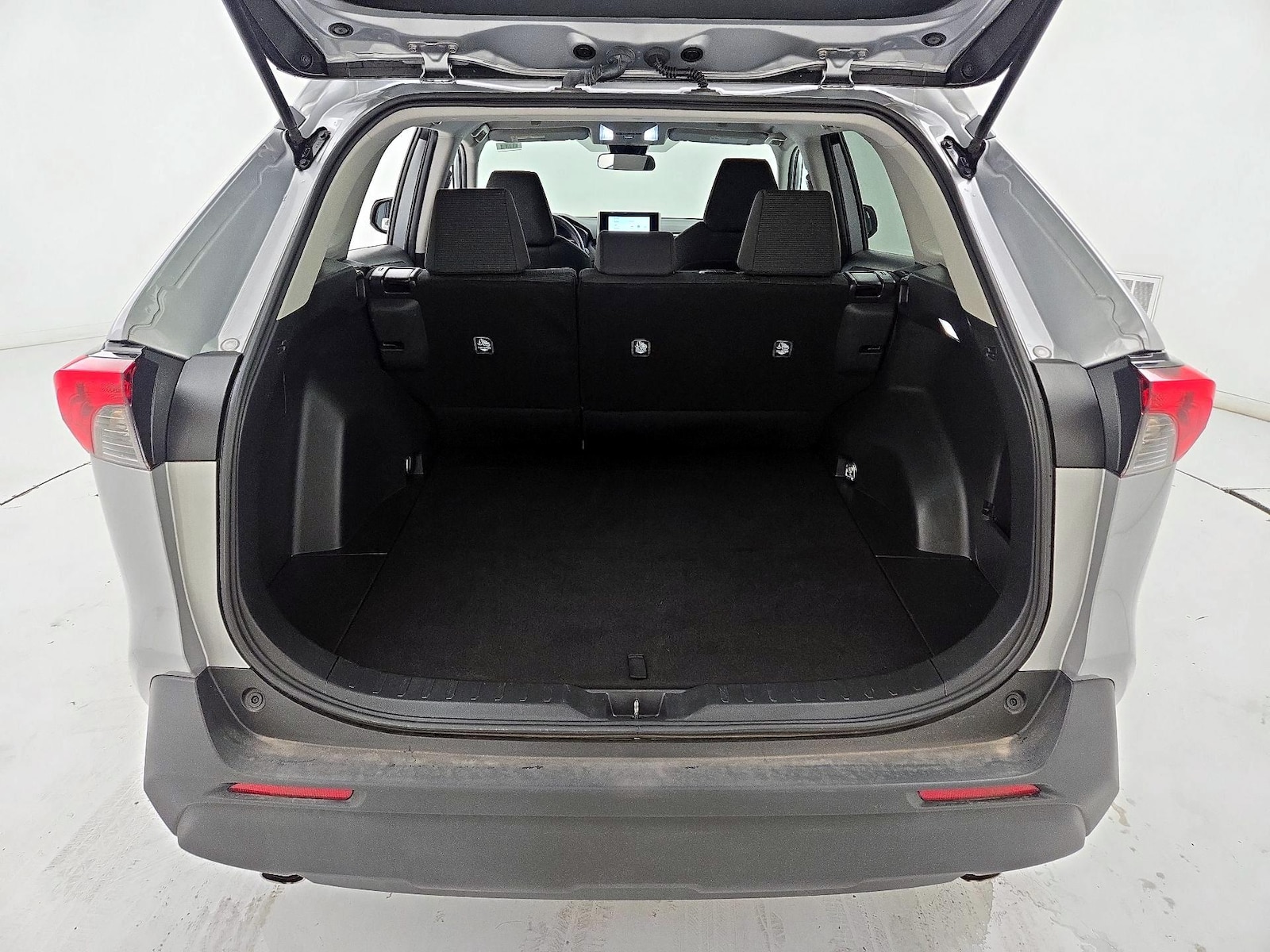 2025 Toyota RAV4 LE - Photo 21