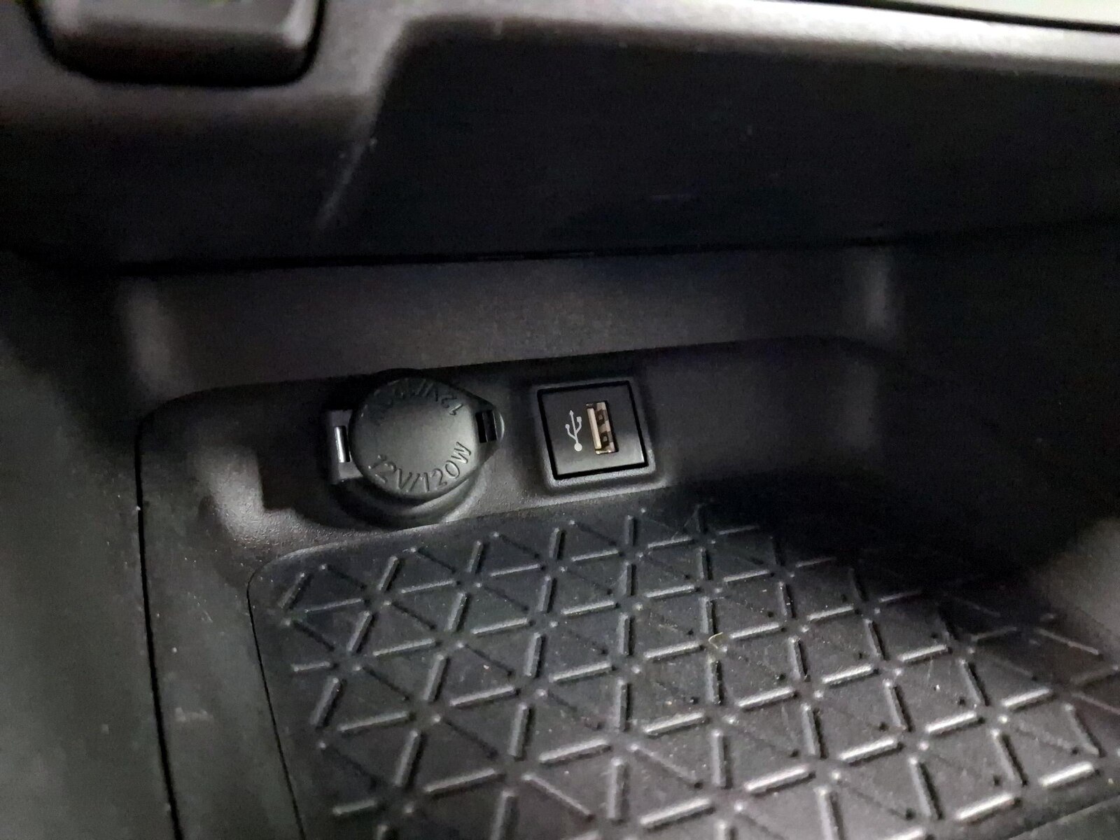 2025 Toyota RAV4 XLE Premium - Photo 10