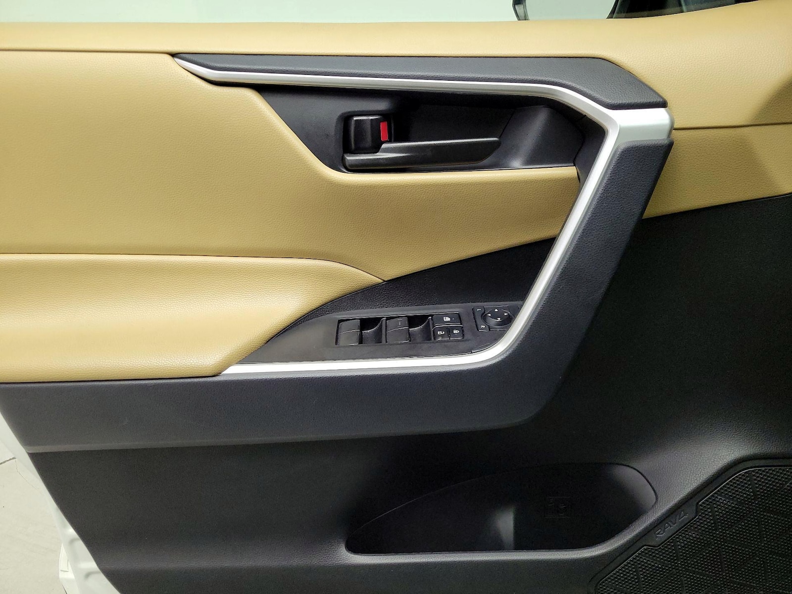 2025 Toyota RAV4 LE - Photo 13