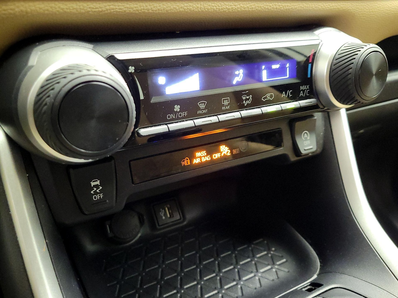2025 Toyota RAV4 LE - Photo 18