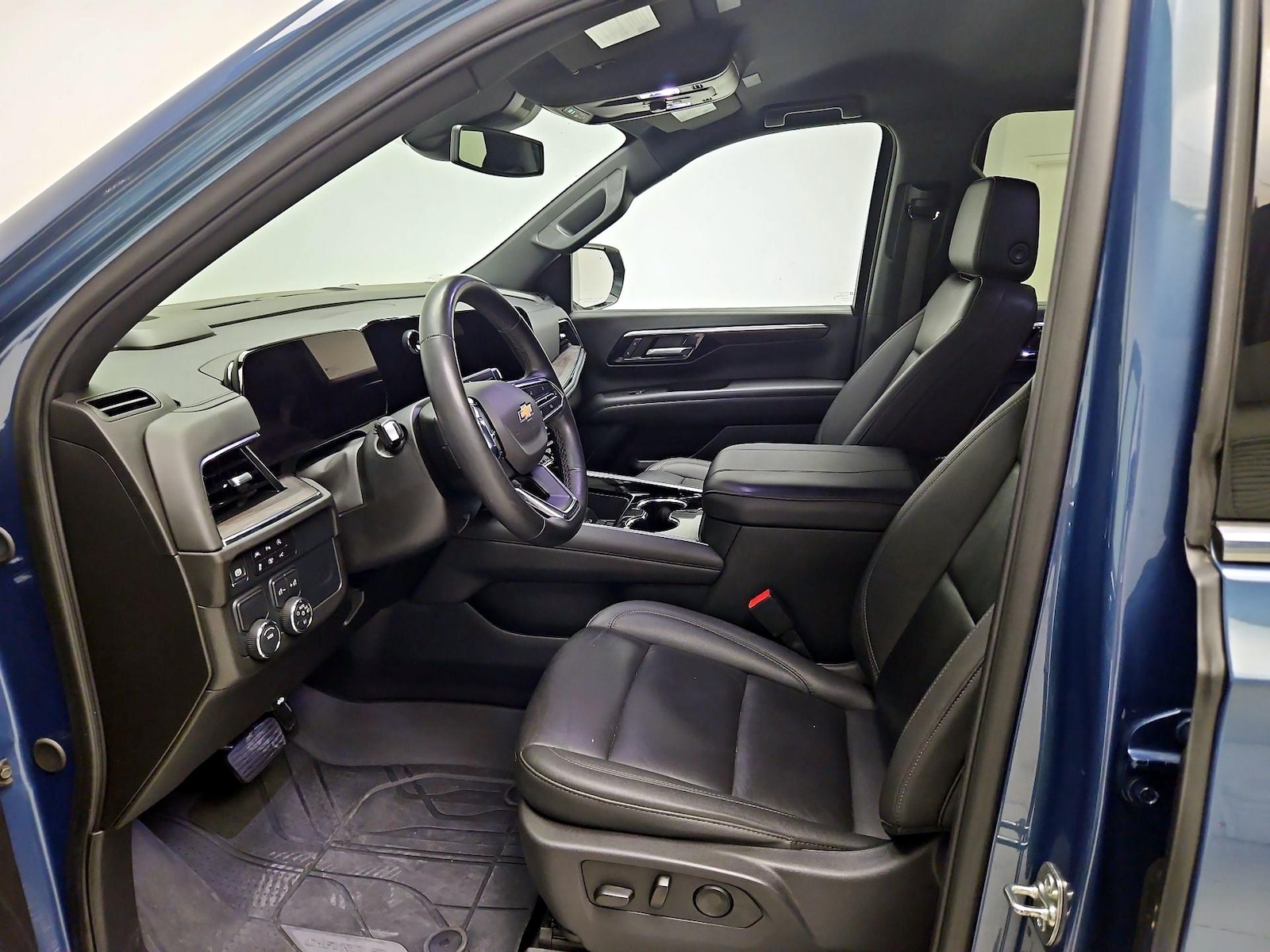 2025 Chevrolet Suburban LT - Photo 12