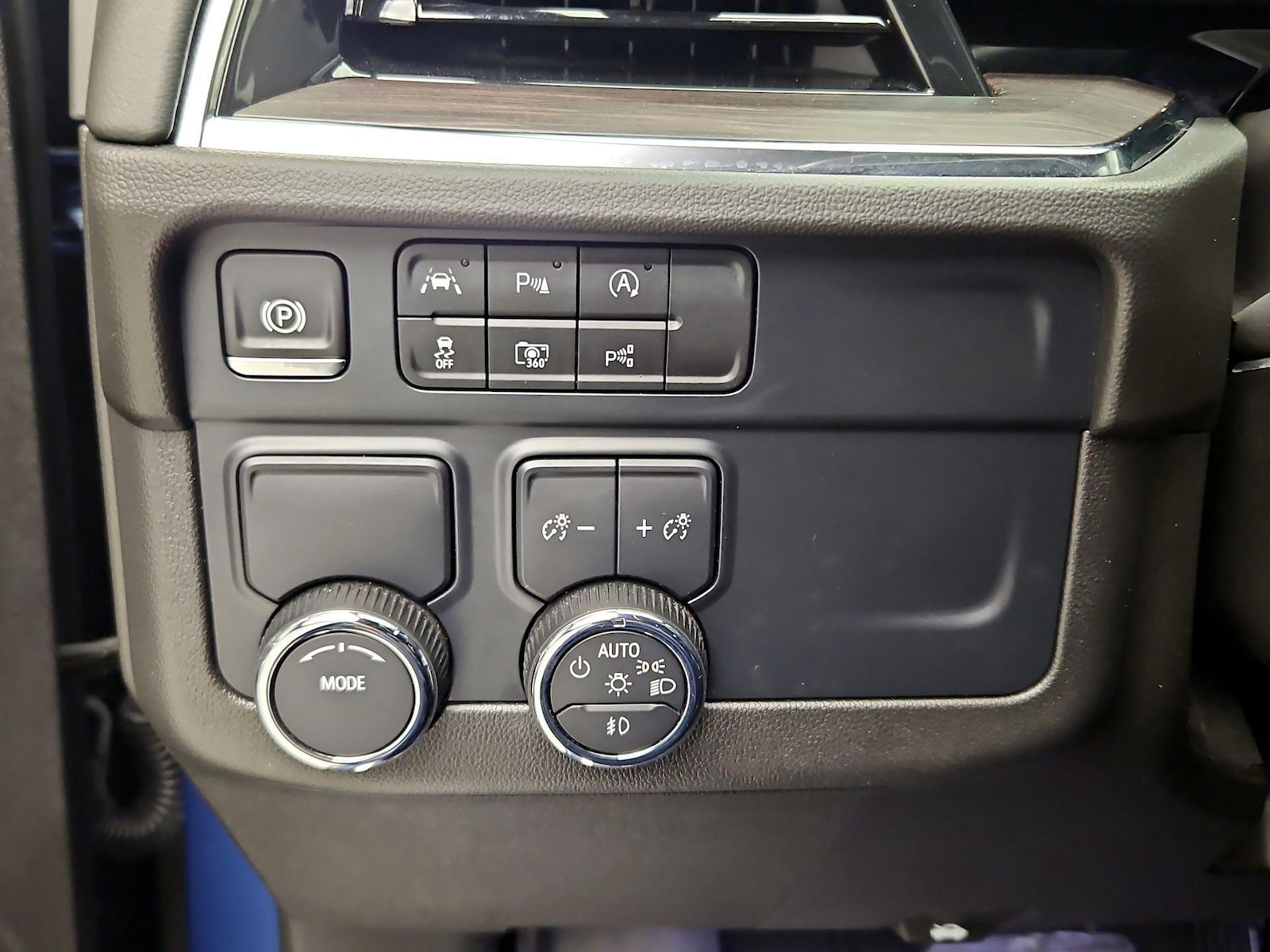 2025 Chevrolet Suburban LT - Photo 14