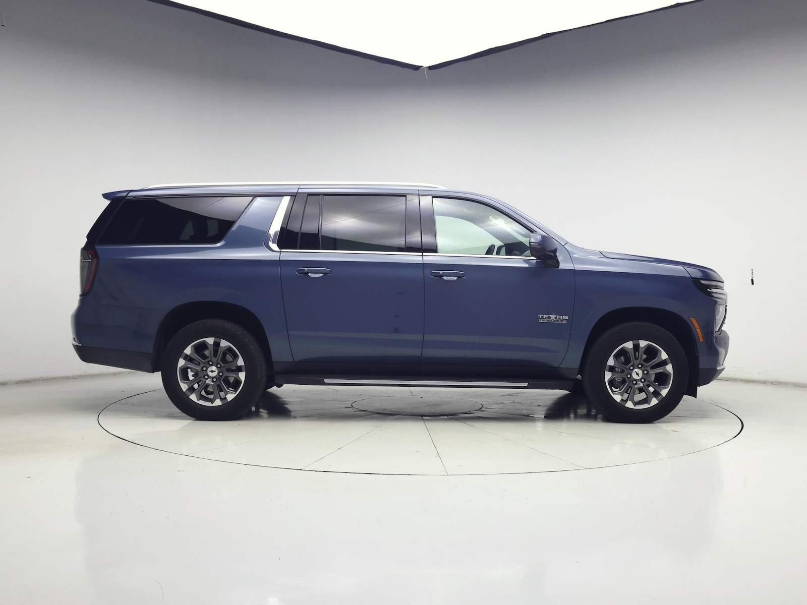 2025 Chevrolet Suburban LT - Photo 8