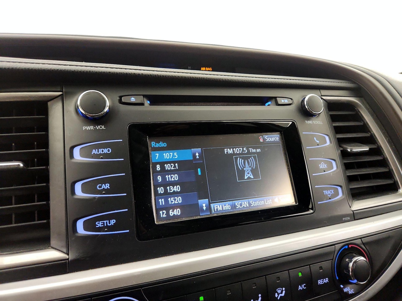 2018 Toyota Highlander LE - Photo 16