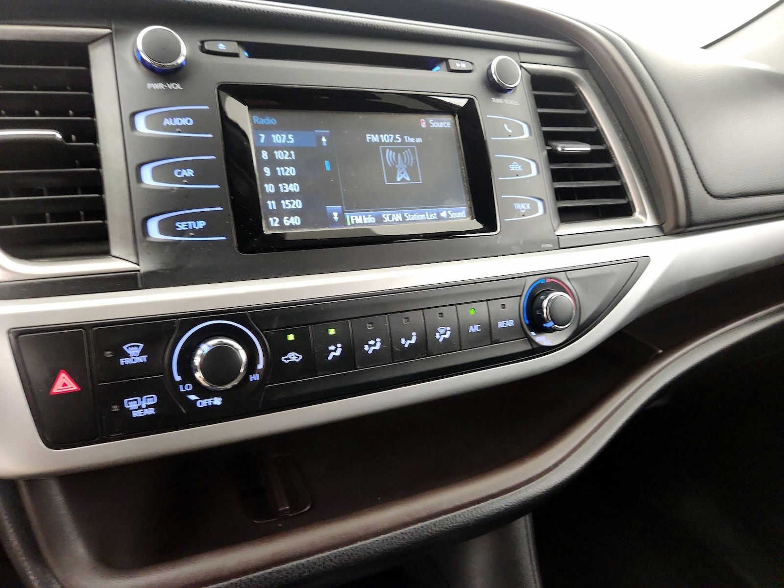 2018 Toyota Highlander LE - Photo 17