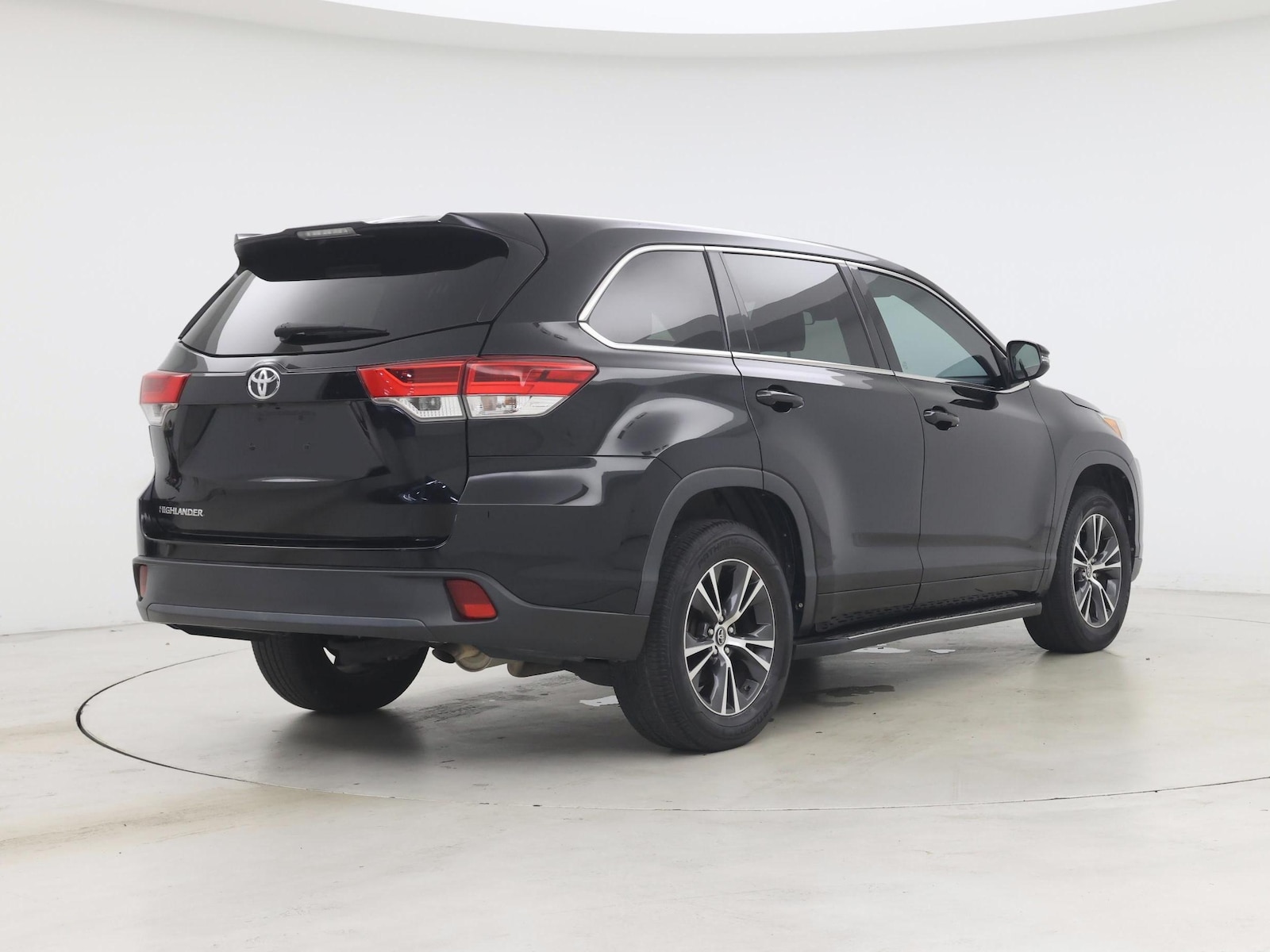 2018 Toyota Highlander LE - Photo 9