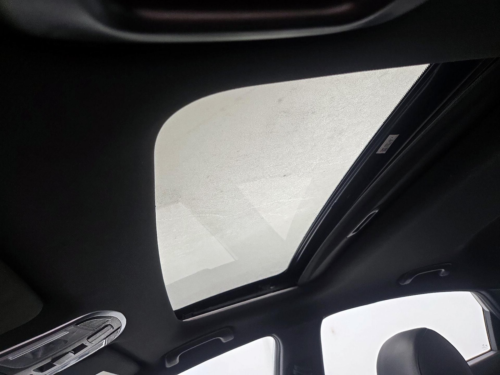Sunroof(s) & Overhead Airbags