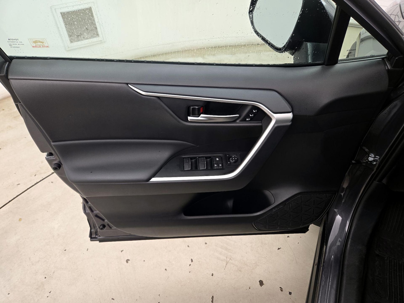 2025 Toyota RAV4 XLE Premium - Photo 13